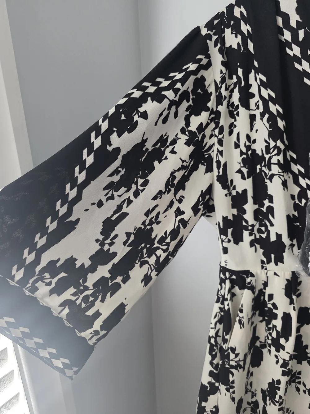 Cabi Black & White Floral V-Neck Dress Size Medium - Picture 3 of 14